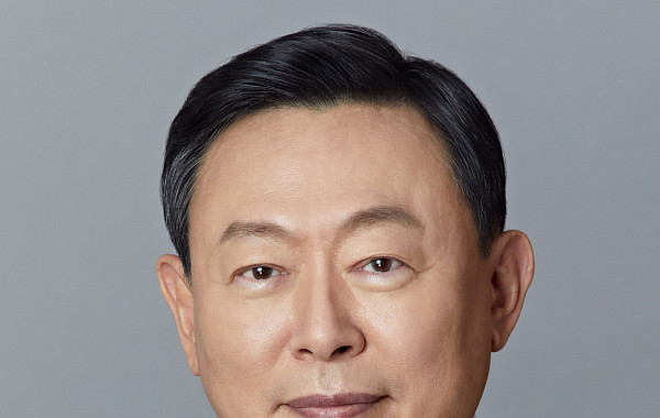 [단독] 신동빈 회장, 롯데타운 크리스마스 마켓 방문⋯유통가 연말 경쟁 속 ‘현장 경영’