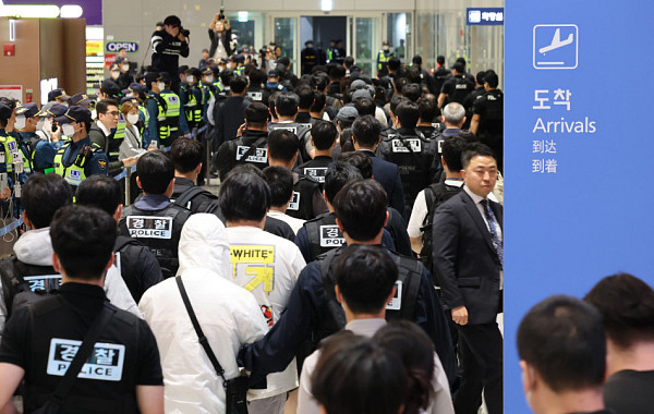 “캄보디아와 협력 강화”…구금 한국인 64명 송환, 역대 최대 규모 작전 [종합]