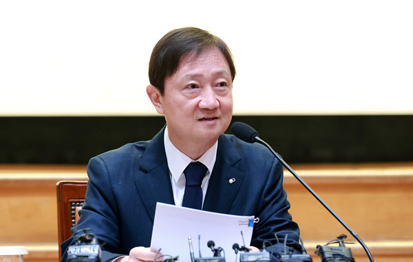 이찬진 "여신 구조 바꿔라"…금융지주 CEO에 '생산적 금융' 속도전 주문