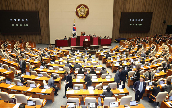 ‘은행 대출금리에 법적 비용 제외’ 은행법 개정안, 국회 본회의 통과