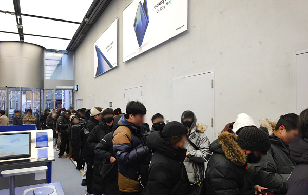 ‘갤럭시 Z 트라이폴드’ 사려는 인파 몰렸다… 삼성, 첫 3단 폴더블 국내 출시