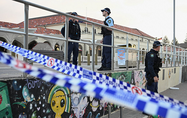 호주, 30년 만의 최악 총기 난사…서구 사회 파고든 ‘반유대주의’ [시드니 참사]