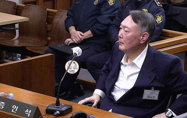 법원, 윤석열 추가 구속…尹측 “자판기 영장”