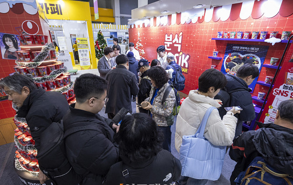 라면에 계란 탁! ‘찰떡 궁합’...농심 ‘SHIN 분식’ 이틀째 인산인해[2025 에그테크]