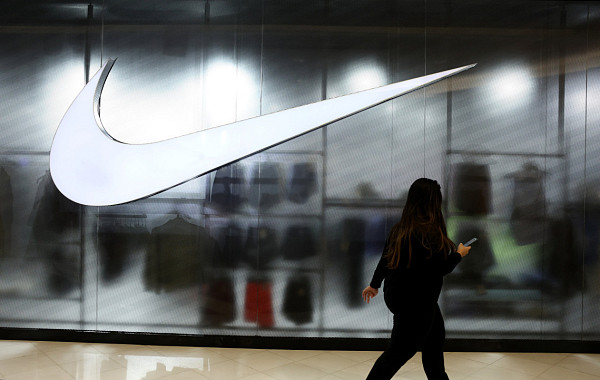 [오늘의 뉴욕증시 무버] 나이키, 팀 쿡 애플 CEO 주식 매수 소식에 5%↑