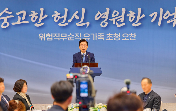 李대통령 “특별한 희생엔 특별한 보상”…순직 공무원 유가족 위로