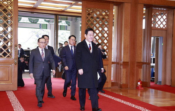 '청와대 복귀' 李대통령, 춘추관 깜짝 방문