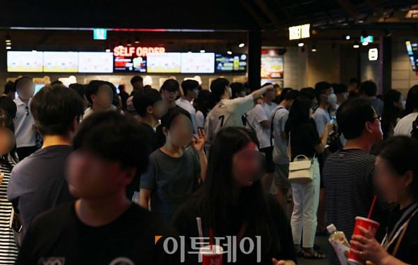 코로나19도 울고간 작년 흥행 참패...올해 극장가 반등 이끌 ‘감독 라인업’ 주목