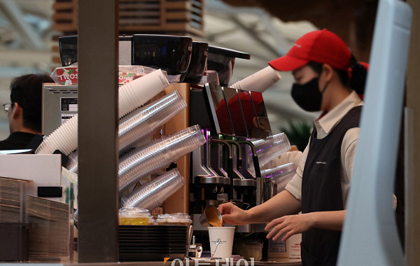 원두값 급등·컵 가격 표시제까지...커피업계, 연초부터 ‘부담백배’
