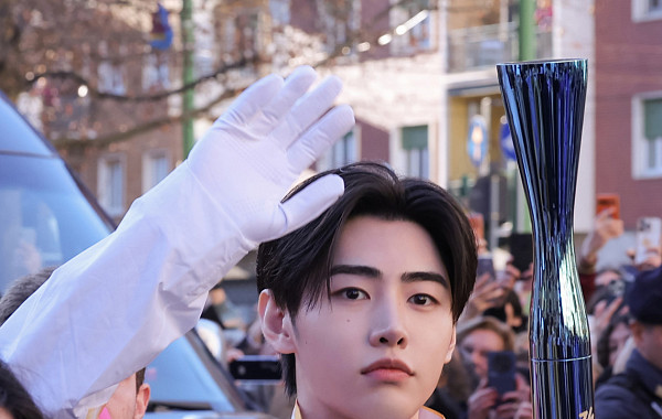 ‘피겨 국대 출신’ 엔하이픈 성훈, 올림픽 불꽃 밝혔다