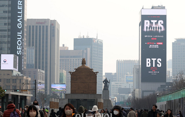 BTS 광화문 공연 당일 날씨는? 21일 맑고 따뜻…"15도 이상 큰 일교차 주의"