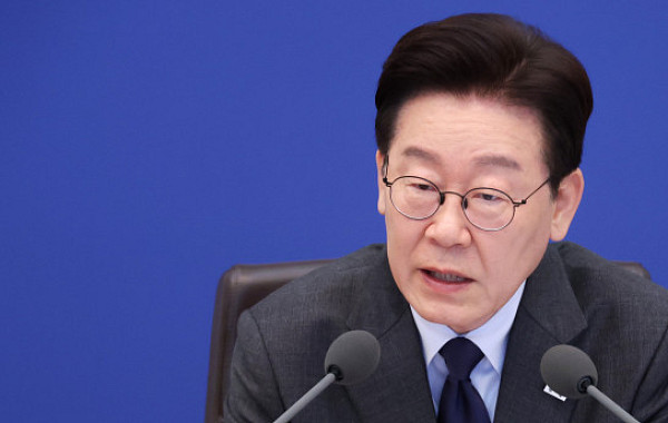 李대통령 "대중교통 무료이용, 출퇴근시간 제한 방안 연구해봐라"