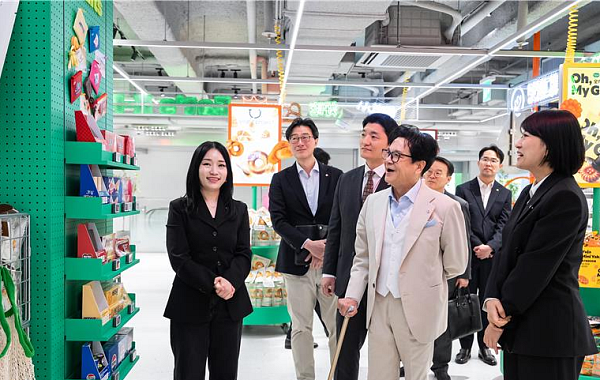 CJ 이재현·이선호 父子, 올영 명동 타운 방문...장바구니에 ‘K뷰티 글로벌 전략’ 담았다