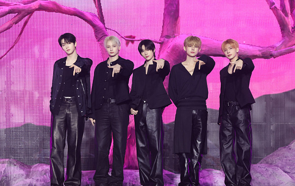 "재계약 할 거지?"→"해야지"⋯투모로우바이투게더, 마의 7년 넘고 '더 멀리' [종합]