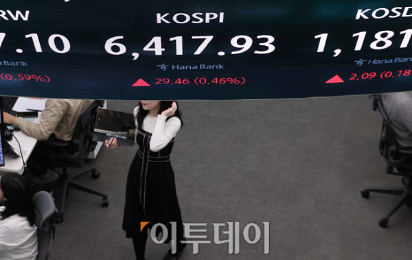 숨 고른 삼성전자·SK하이닉스…이달 개미 ‘10조’ 팔고 외국인 ‘3조’ 샀다
