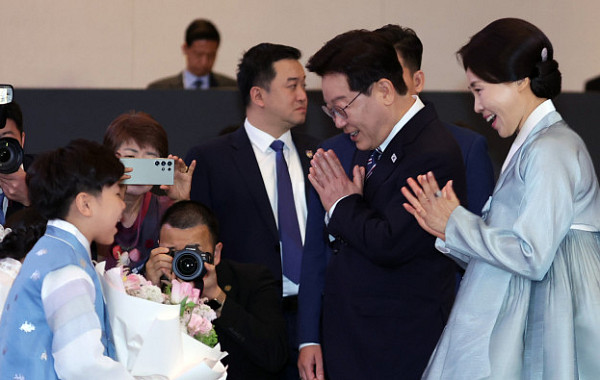 "신짜오" 하노이 식당에 깜짝 등장한 李대통령⋯베트남 국민들과 교감