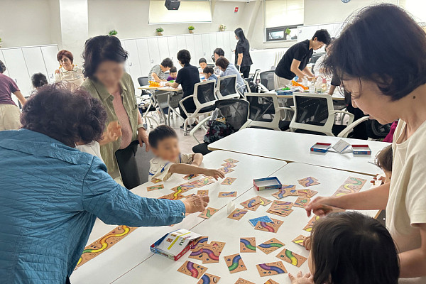 “혈연 넘어 마을 조손까지”  황혼육아, 혼자가 아니라 함께