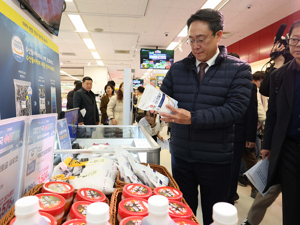 수산물 물가 점검 나선 강도형 해수부 장관 [포토]