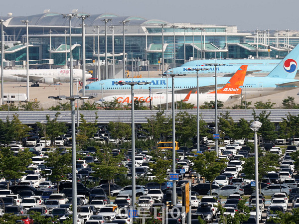 설연휴 보다 북적이는 인천공항 주차장 [포토]