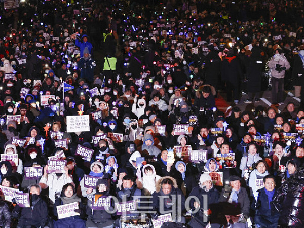 '비상계엄 1년' 국회 앞 메운 시민들 [포토]