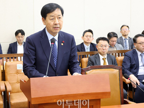 기재위, 여야 간사와 인사하는 구윤철 부총리 [포토]