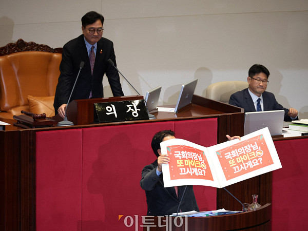 곽규택, 우원식 의장 비판하는 피켓 두고 필리버스터 [포토]