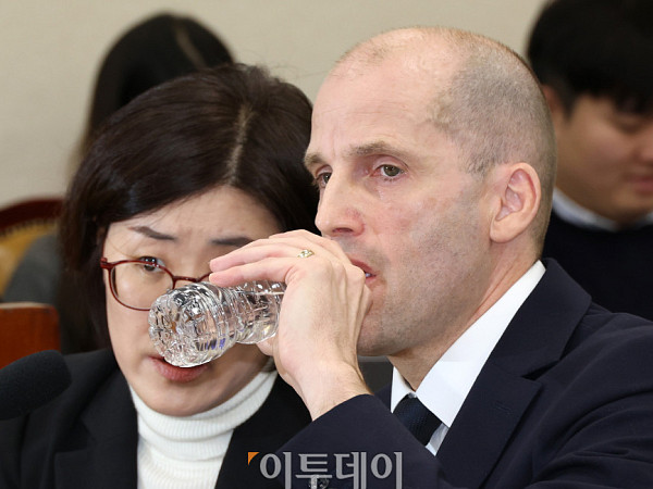 과방위 쿠팡 청문회, 속타는 해롤드 로저스 쿠팡 대표 [포토]