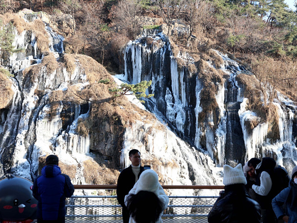 세초 한파에 얼어붙은 홍제천 인공폭포 [포토로그]