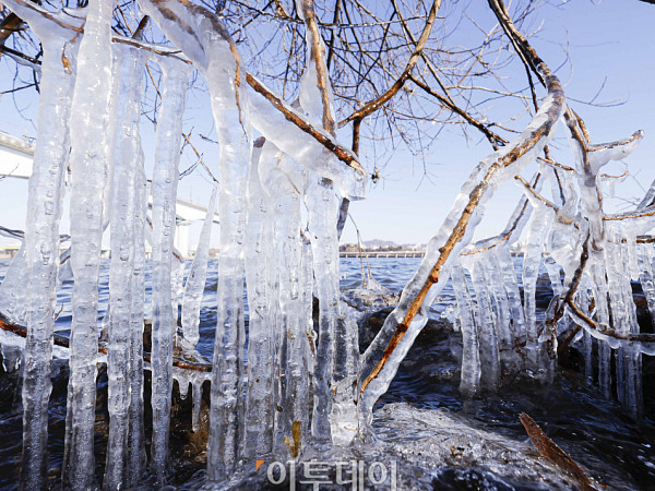 영하 10도 '맹추위'에 꽁꽁 언 한강 고드름 [포토로그]