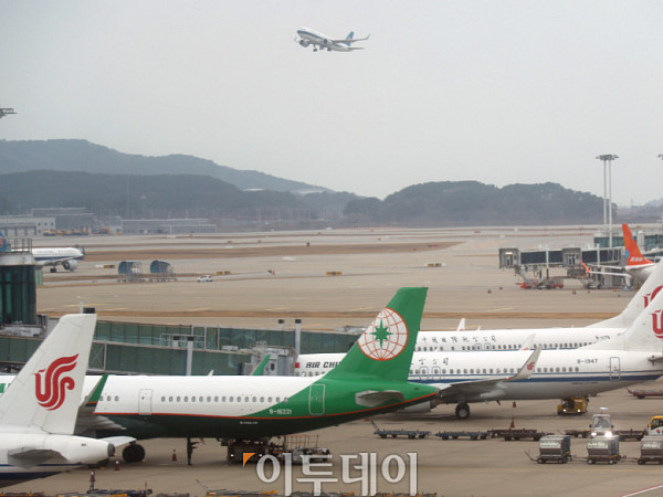 국제선 회복에 하늘길 붐볐다…항공 여객 '역대 최고치' [포토로그]