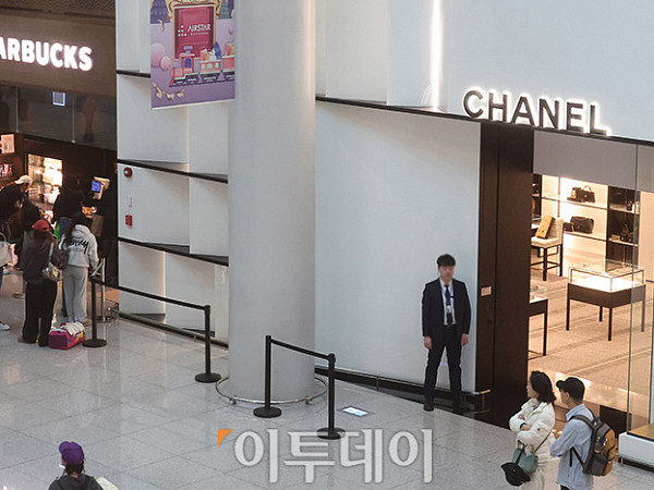 환율·고물가에 '명품 대신 커피' [한컷]