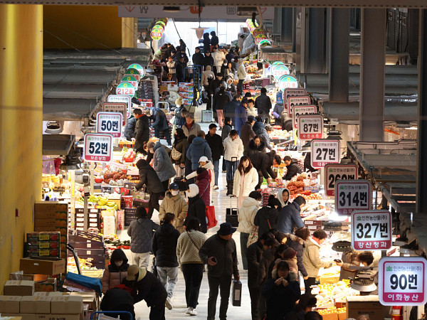 설 대목 맞아 활기 넘치는 청과물시장 [포토로그]