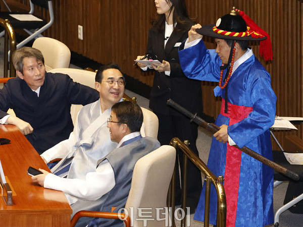 설 연휴 앞둔 본회의장, 한복 차림 의원들 [포토]