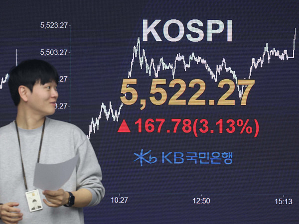 코스피 사상 첫 5500 돌파 마감…5522.27 [포토로그]
