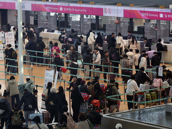 북적이는 인천공항…설 연휴, 122만명 몰린다 [포토로그]