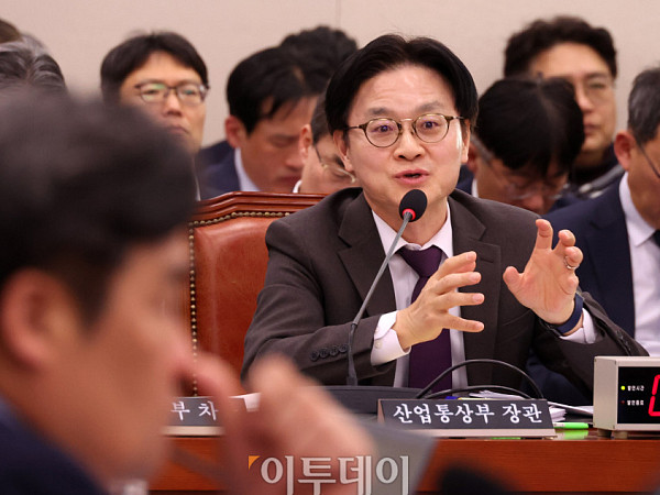 의원 질의에 답하는 김정관 장관 [포토]