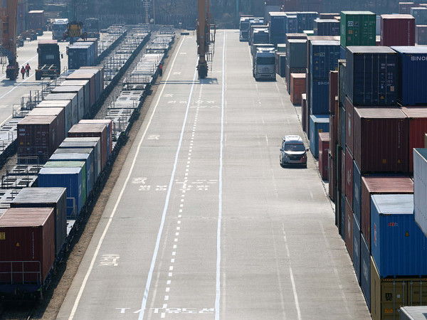 '치솟는 기름값, 화물-운송업계 시름' [포토로그]