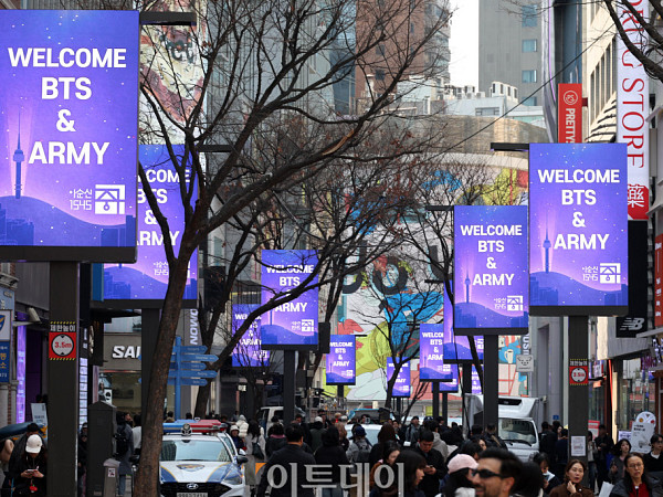 BTS 컴백 공연 D-1, 보라빛 축제 명동거리 '북적' [포토로그]