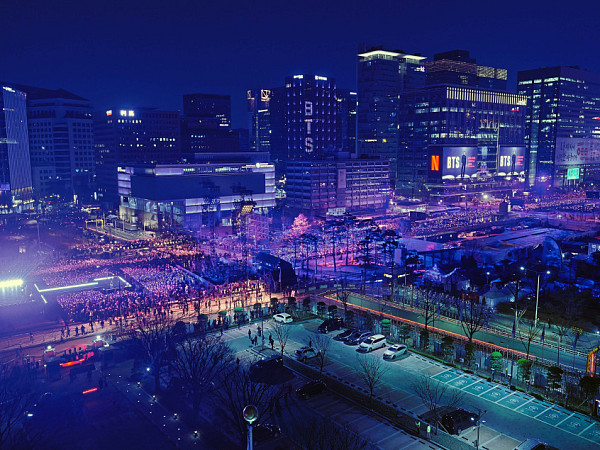 광화문에 등장한 BTS '왕의 귀환' [포토로그]