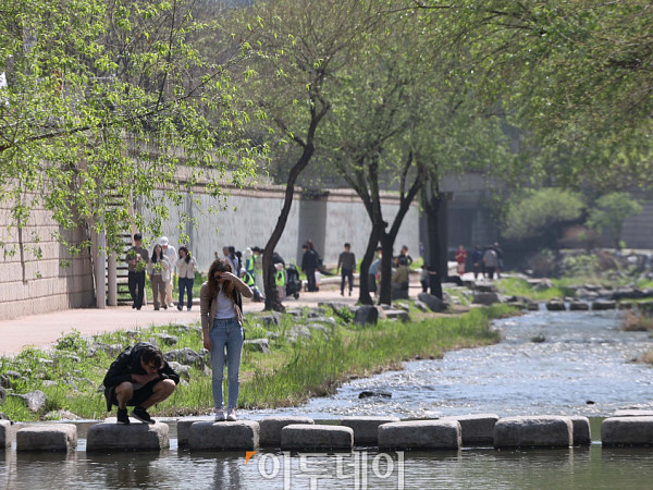 가벼워진 옷차림, 초여름이 다가왔다 [포토]