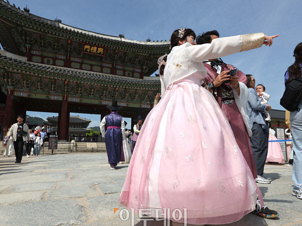 '황금 연휴' 중국-일본 관광객 20만명, 한국 찾는다 [포토]