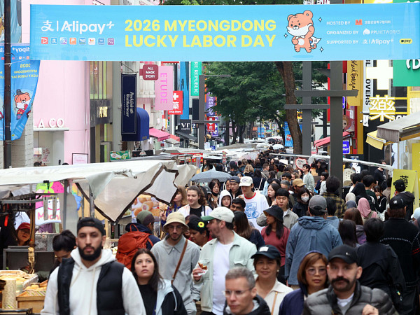 한중일 황금연휴, 붐비는 명동거리 [포토로그]