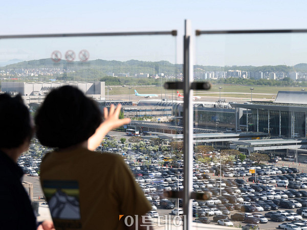 징검다리 연휴 마지막날, 북적이는 김포공항 주차장 [포토]