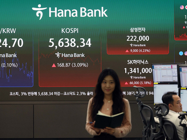 반도체 급등에 코스피 3%대 상승, 매수 사이드카 발동 [포토]