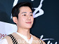 [BZ포토] 정해인, FNC 소속사 식구 '설현이 응원 왔어요'