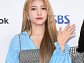 '나치' 연상 마네킹과 포옹 '여자친구 소원' 전 세계 팬 뭇매