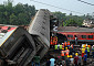 “인도 사고 열차, 신호 오류로 다른 철로 진입했다 3중 충돌”