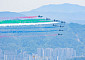 UAE 대통령 방한 환영 비행, 서울 도심 가르는 블랙이글스 [포토]