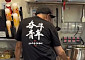 '위생논란' 중국, 유명 밀크티 체인점서 직원이 싱크대에 발 올려…매장 폐쇄