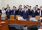여야, 기재위서 '관세 협상' 공방…與 "잘 하고 있다" vs 野 "아마추어 행태" [국감]